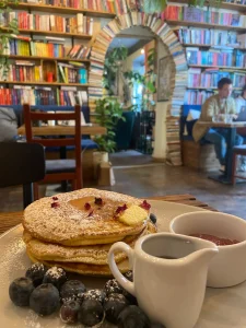 In Krakau vind je veel waar je overheerlijke pancakes kunt ontbijten!